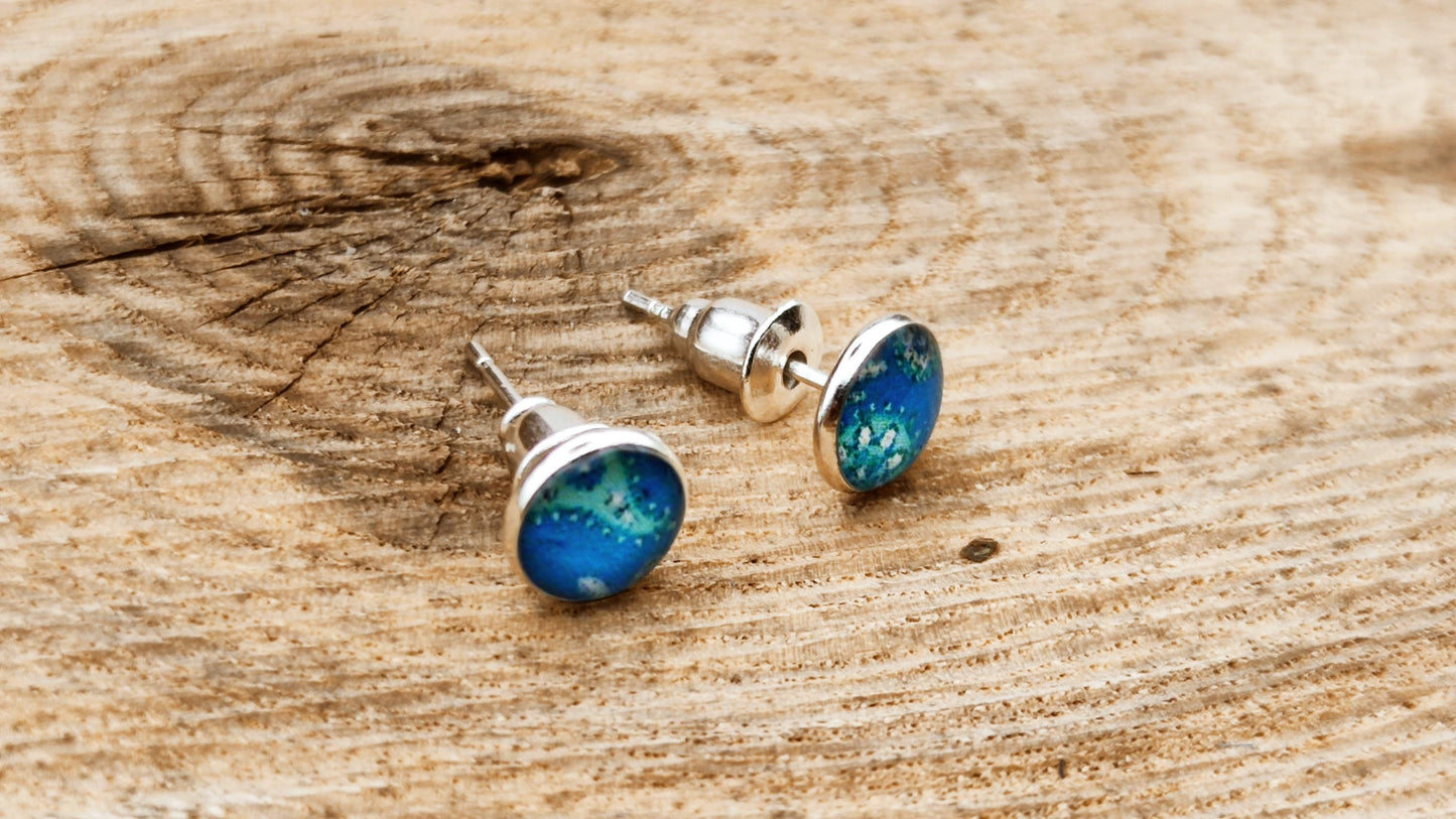 Clous d'oreille, cabochon de 6mm de diamètre en résine sur imprimé, fait main