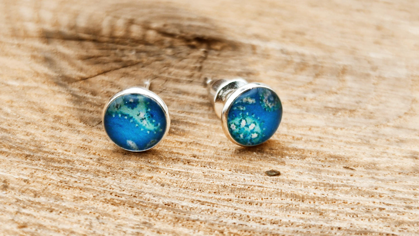 Clous d'oreille, cabochon de 6mm de diamètre en résine sur imprimé, fait main