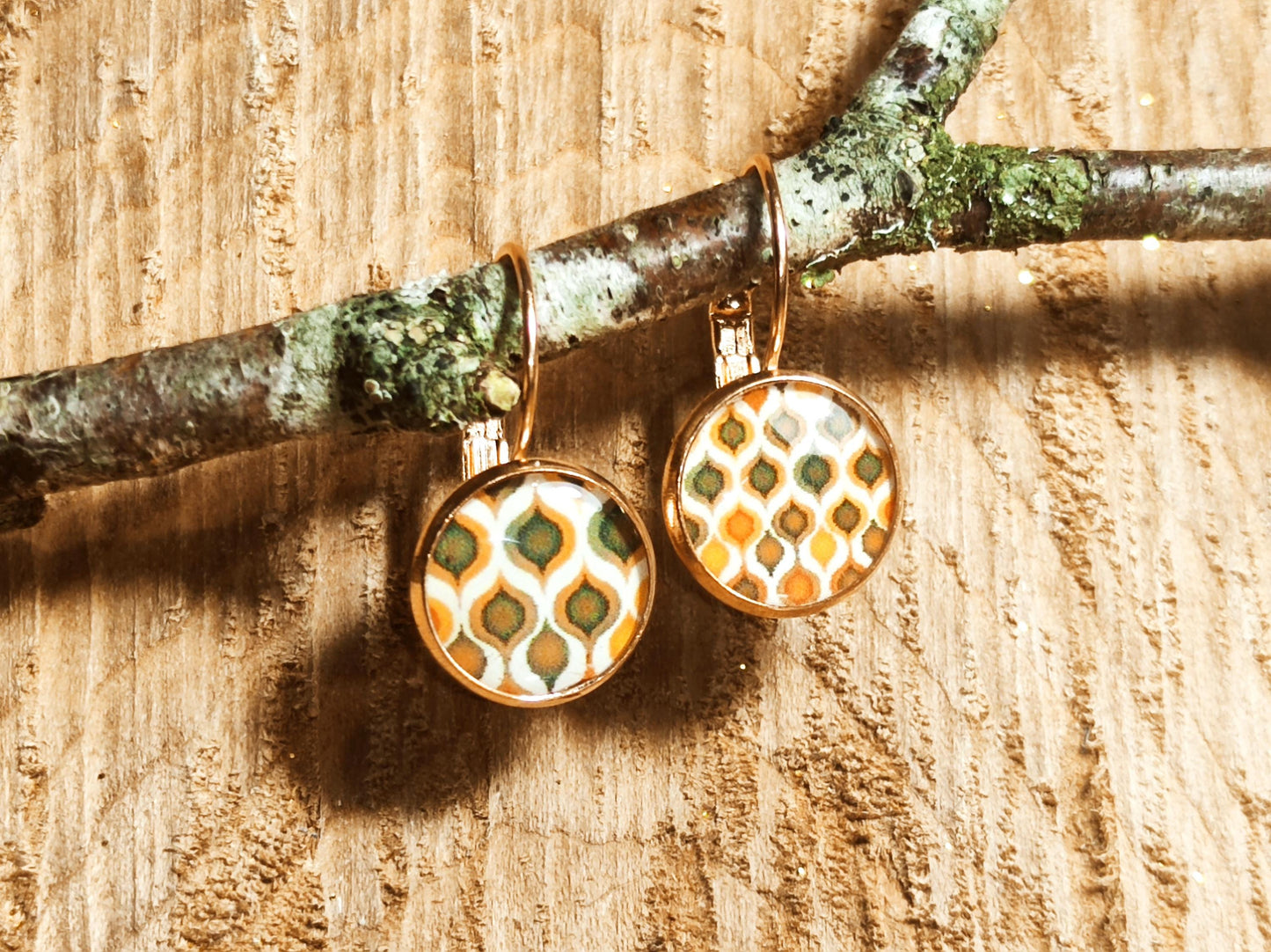 Boucles d'oreille de 12mm de diamètre en résine sur imprimé, motif asymétrique, fait main
