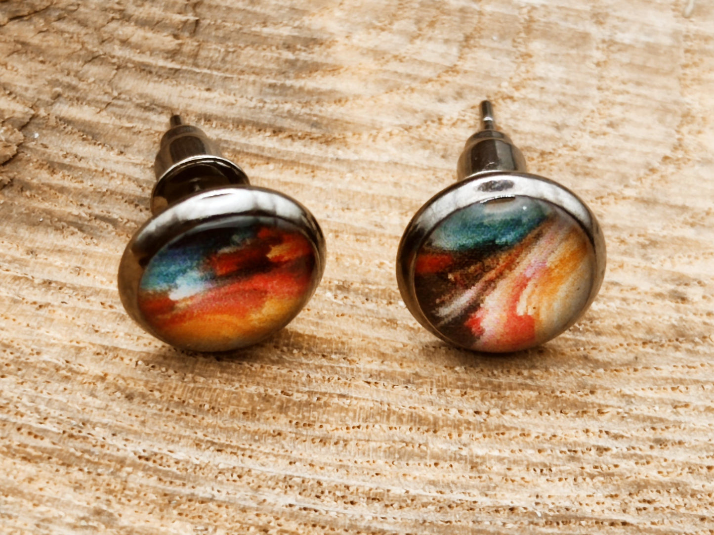 Clou d'oreille, cabochon de 8mm de diamètre en résine sur imprimé asymétrique, fait main