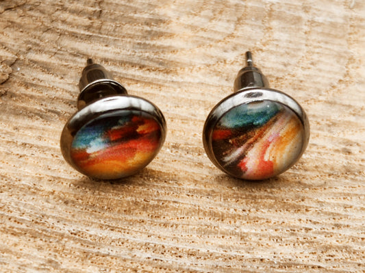 Clou d'oreille, cabochon de 8mm de diamètre en résine sur imprimé asymétrique, fait main