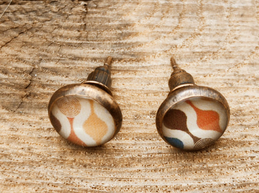 Clous d'oreille, acier inoxydable, cabochon de 8mm de diamètre en résine sur imprimé, motif asymétrique, fait main