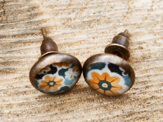 Clous d'oreille, acier inoxydable, cabochon de 8mm de diamètre en résine sur imprimé, motif asymétrique, fait main