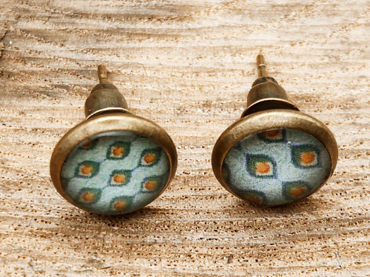 Clous d'oreille, cabochon de 8mm de diamètre en résine sur imprimé, motif asymétrique, fait main