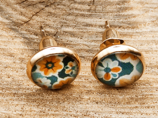 Clous d'oreille, acier inoxydable, cabochon de 8mm de diamètre en résine sur imprimé, motif asymétrique, fait main