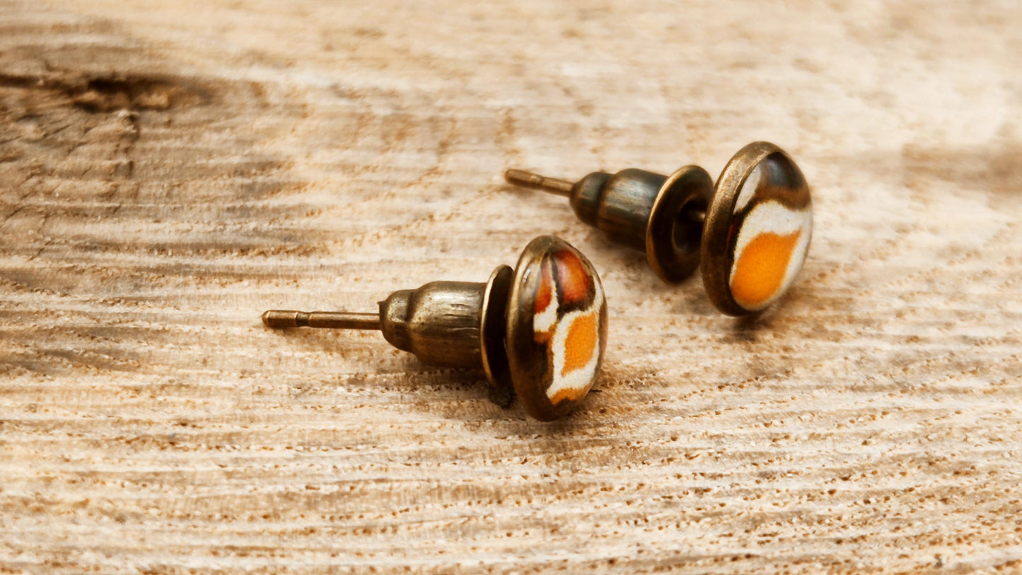 Clous d'oreille, laiton couleur bronze, cabochon de 6mm de diamètre en résine sur imprimé, motif asymétrique, fait main