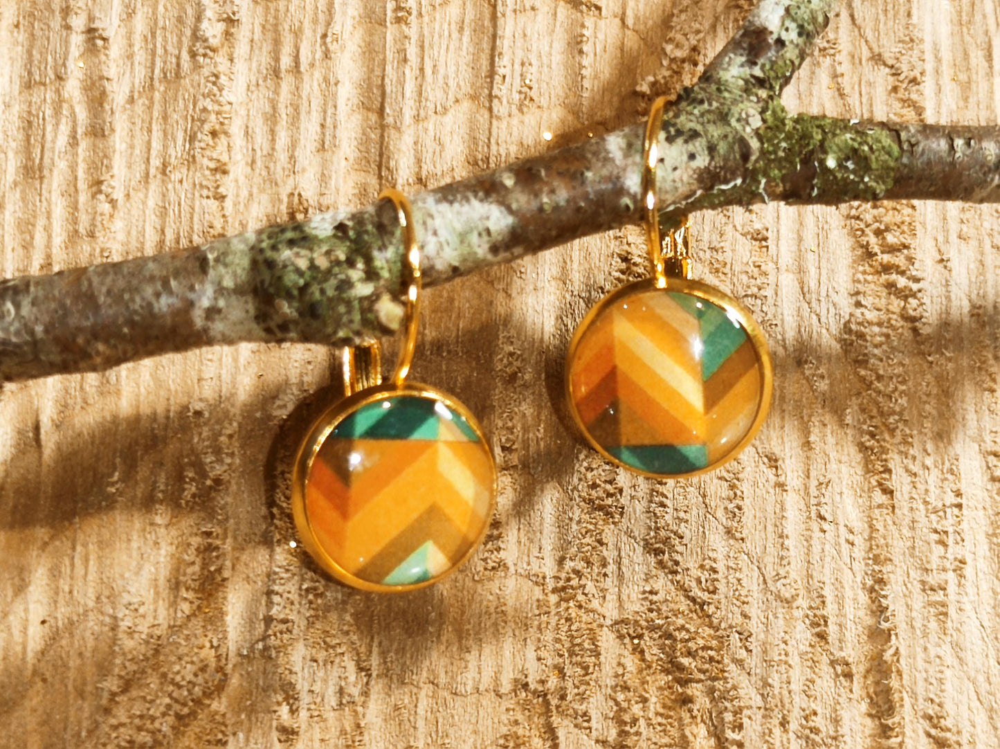 Boucles d'oreille de 12mm de diamètre en résine sur imprimé, motif asymétrique, fait main