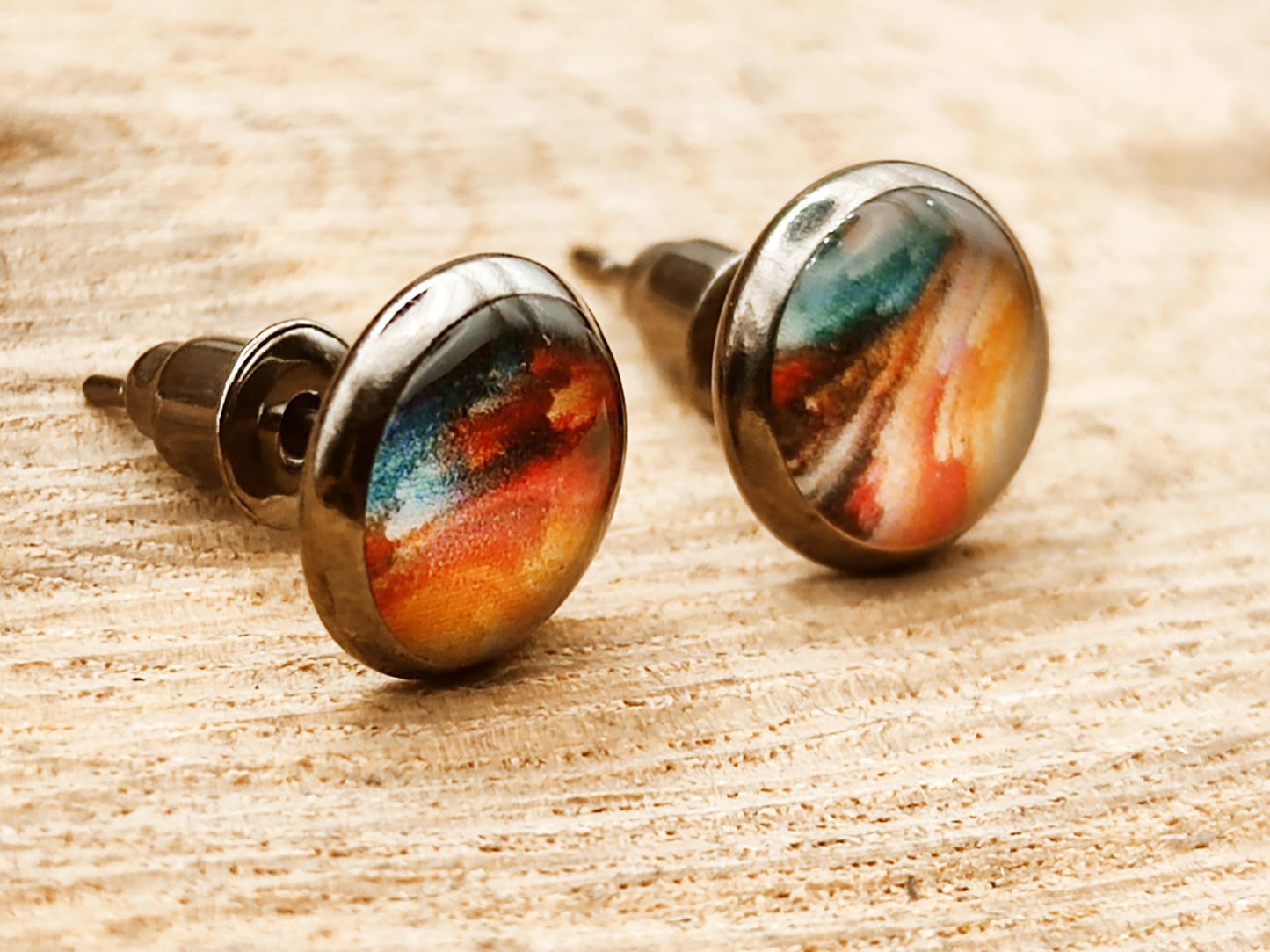 Clou d'oreille, cabochon de 8mm de diamètre en résine sur imprimé asymétrique, fait main