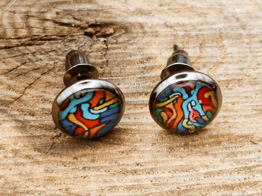 Clou d'oreille, cabochon de 8mm de diamètre en résine sur imprimé asymétrique, fait main