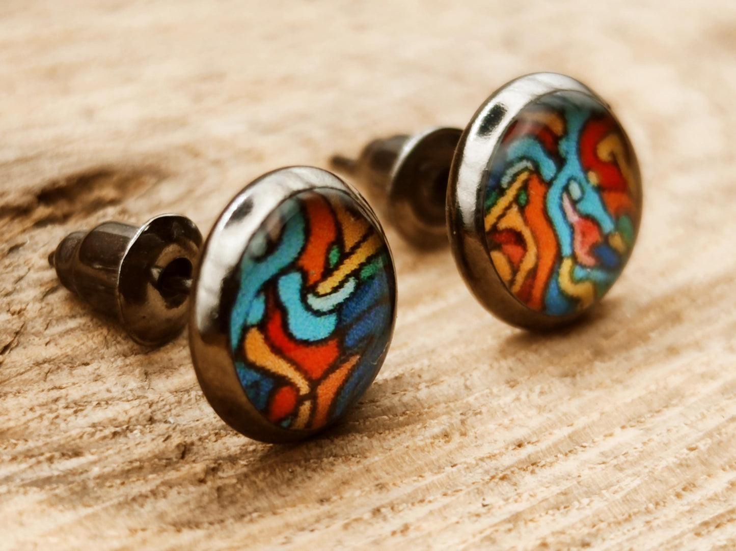 Clou d'oreille, cabochon de 8mm de diamètre en résine sur imprimé asymétrique, fait main