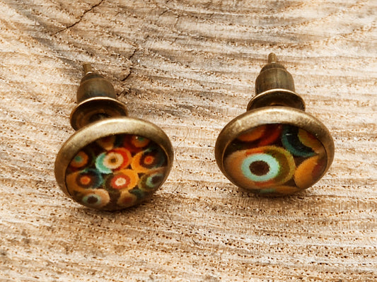 Clous d'oreille, cabochon de 8mm de diamètre en résine sur imprimé, motif asymétrique, fait main