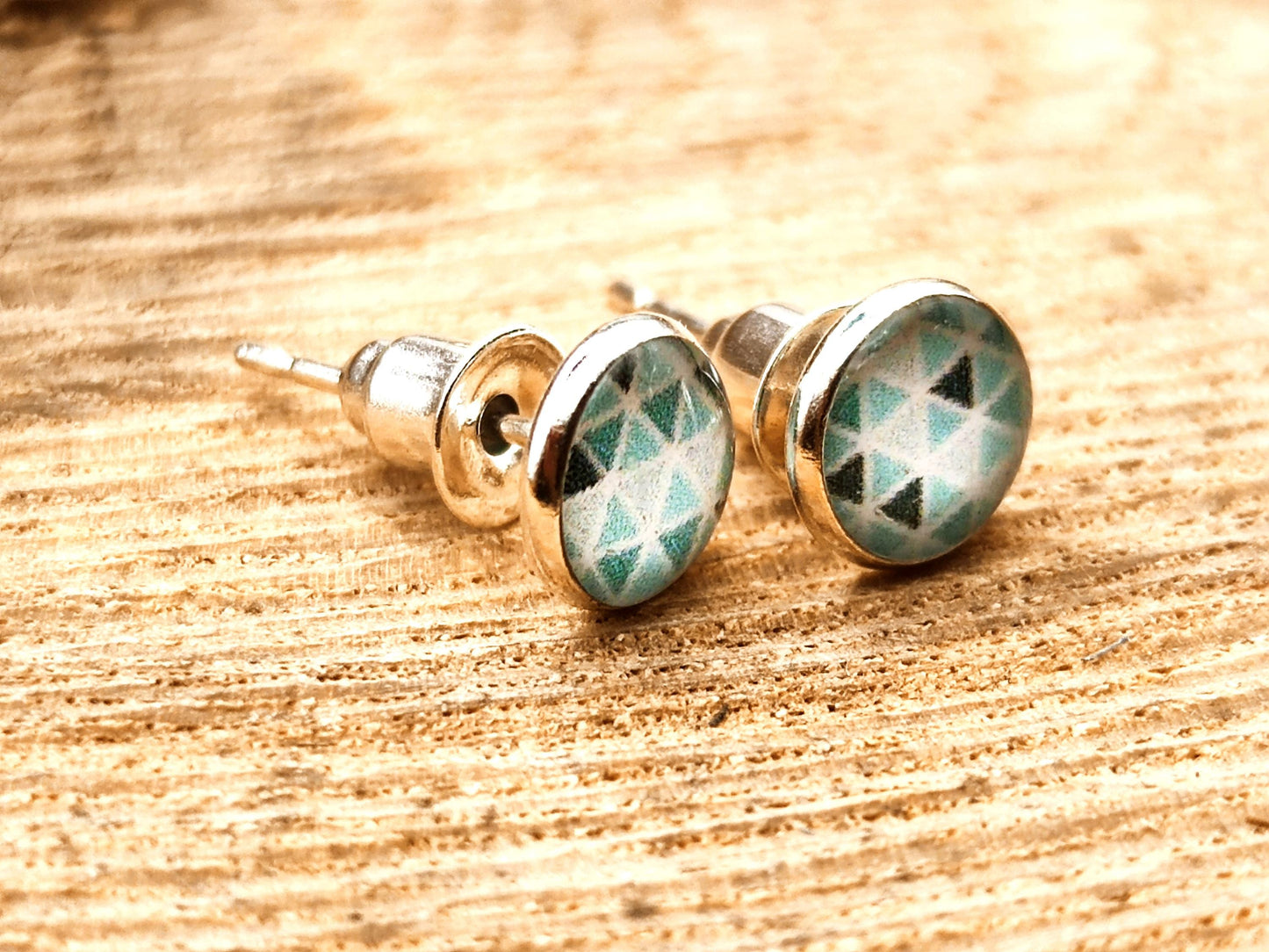 Clous d'oreille, cabochon de 6mm de diamètre en résine sur imprimé, fait main