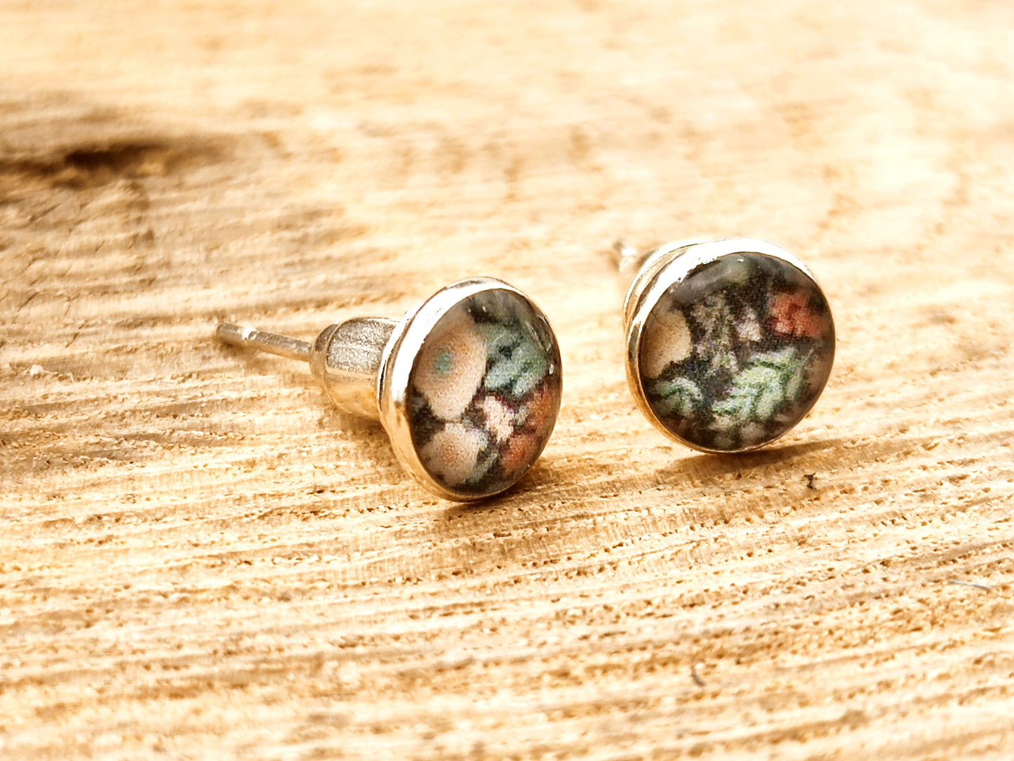 Clous d'oreille, cabochon de 6mm de diamètre en résine sur imprimé, fait main