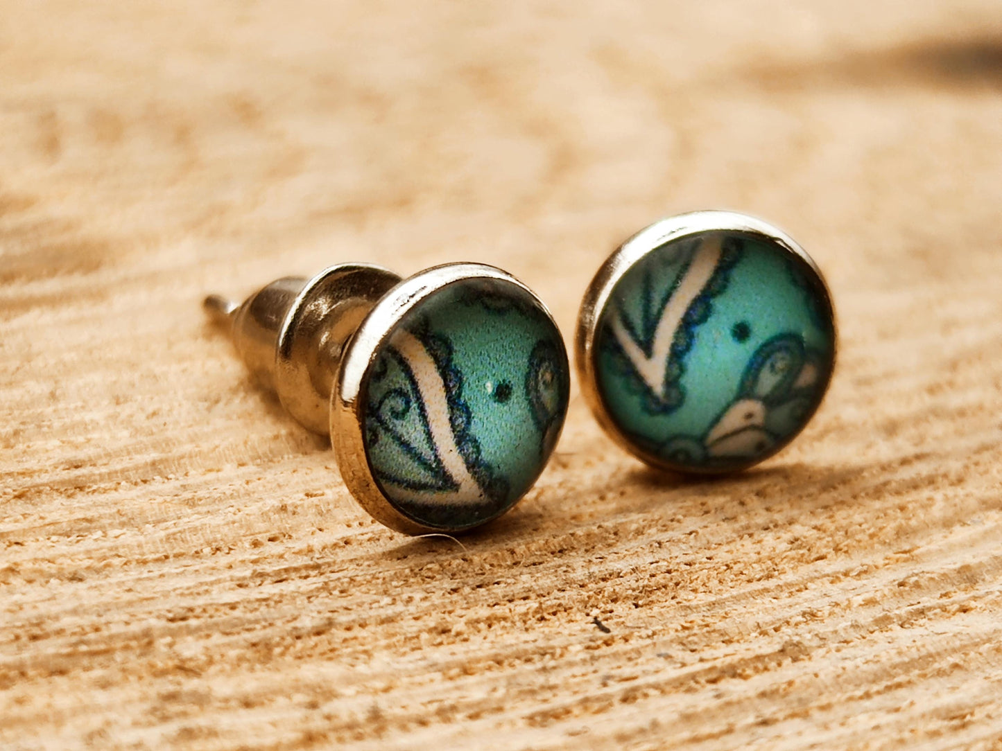 Clous d'oreille, cabochon de 6mm de diamètre en résine sur imprimé, fait main