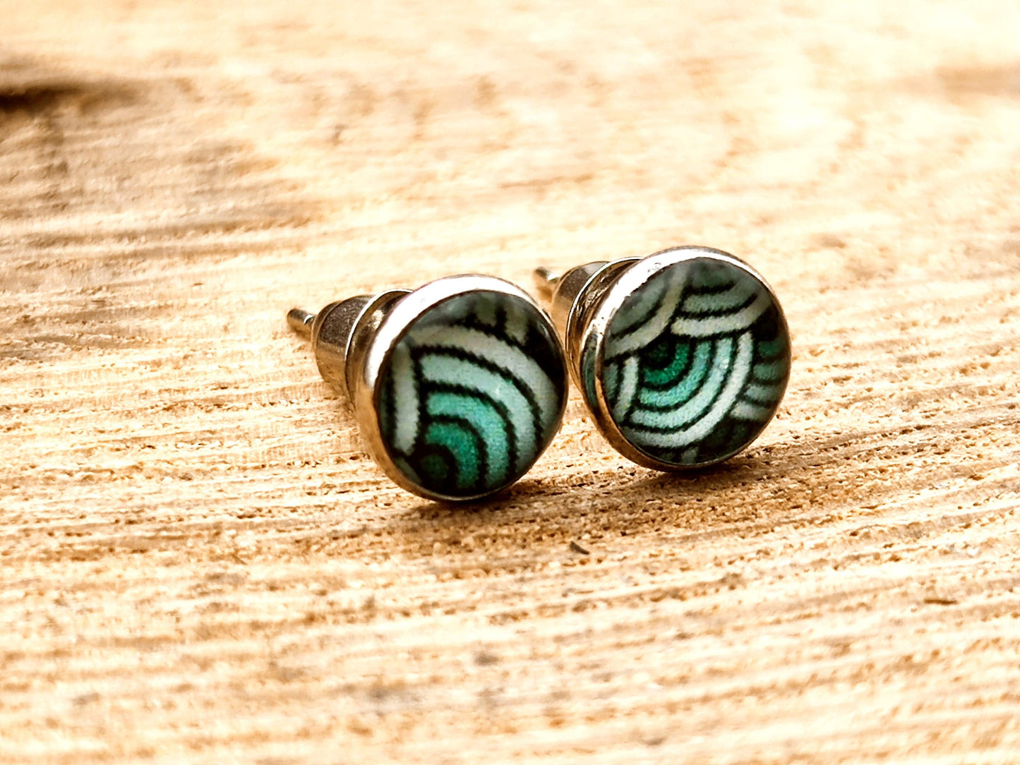 Clous d'oreille, cabochon de 6mm de diamètre en résine sur imprimé, fait main