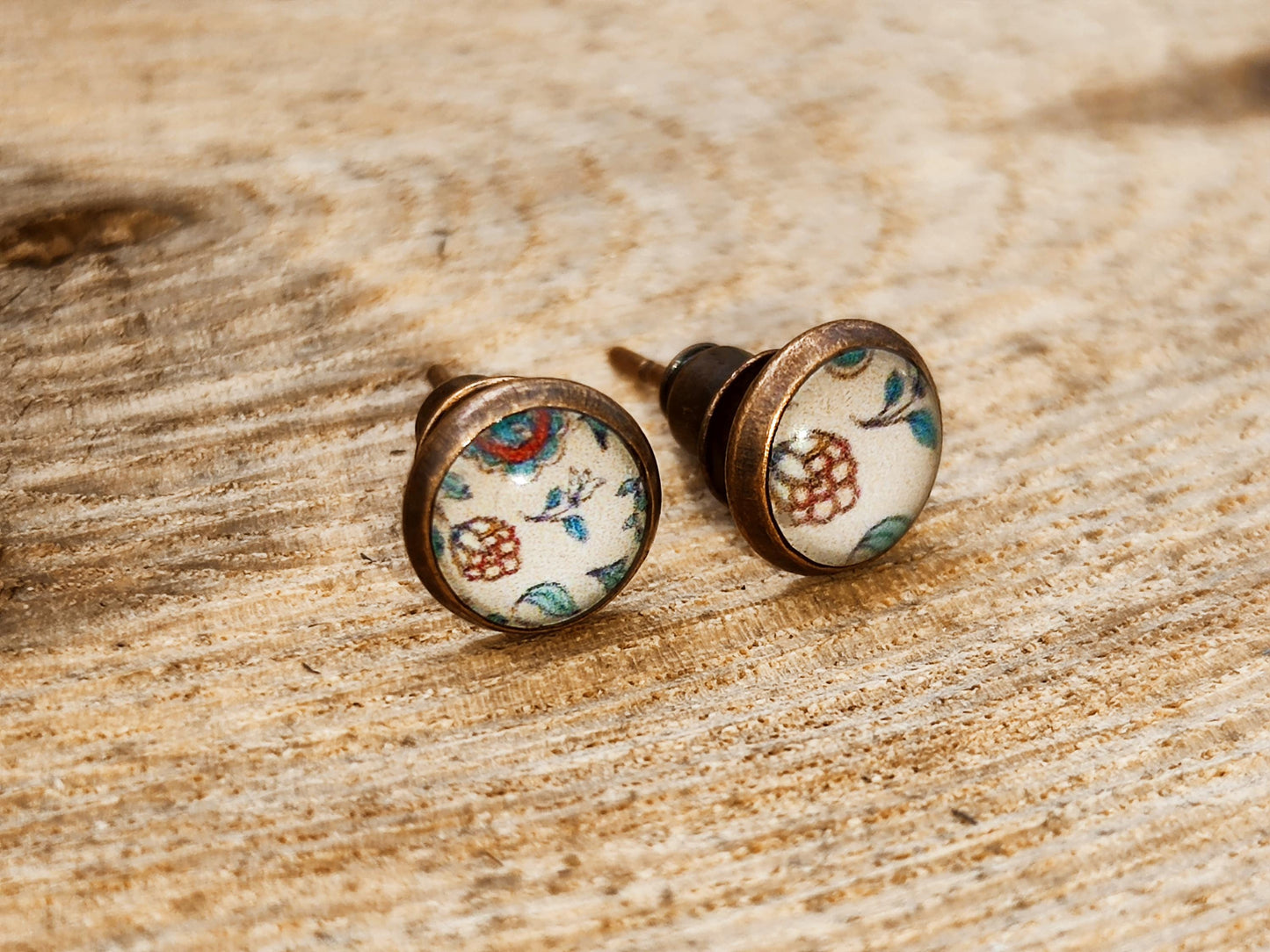 Clous d'oreille, cabochon de 6mm de diamètre en résine sur imprimé, fait main