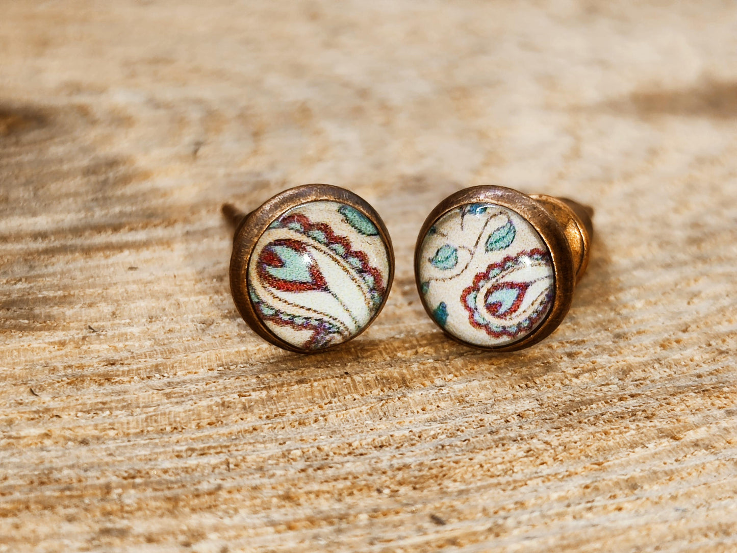 Clous d'oreille, cabochon de 6mm de diamètre en résine sur imprimé, fait main