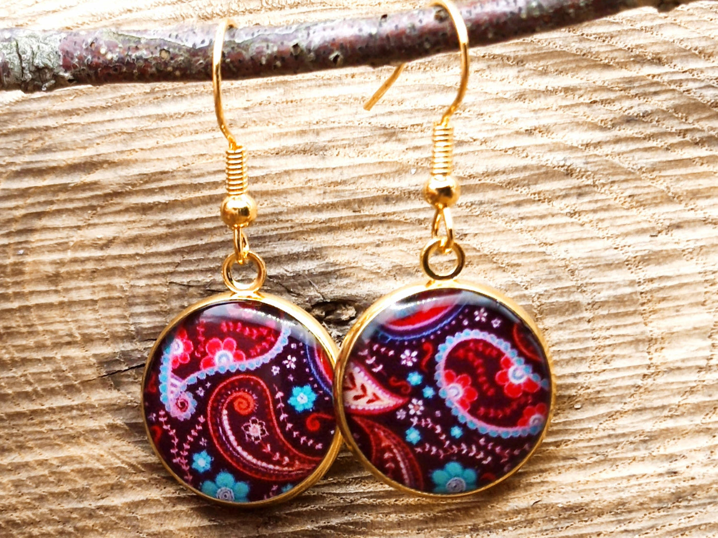 Boucles d'oreille de 16mm de diamètre en résine sur imprimé, motif asymétrique, fait main