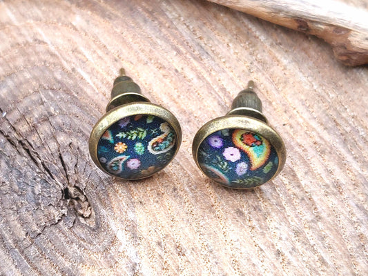 Clous d'oreille, acier inoxydable, cabochon de 8mm de diamètre en résine sur imprimé, motif asymétrique, fait main