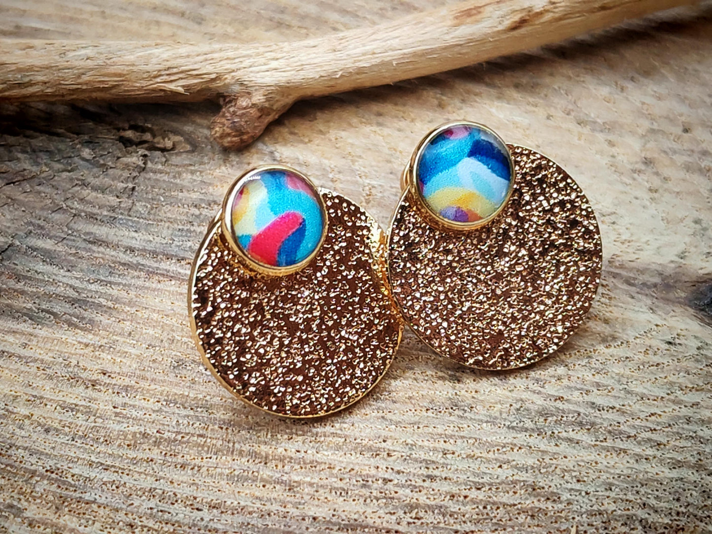 Clous d'oreille, cabochon de 6mm de diamètre en résine sur imprimé, motif asymétrique, fait main