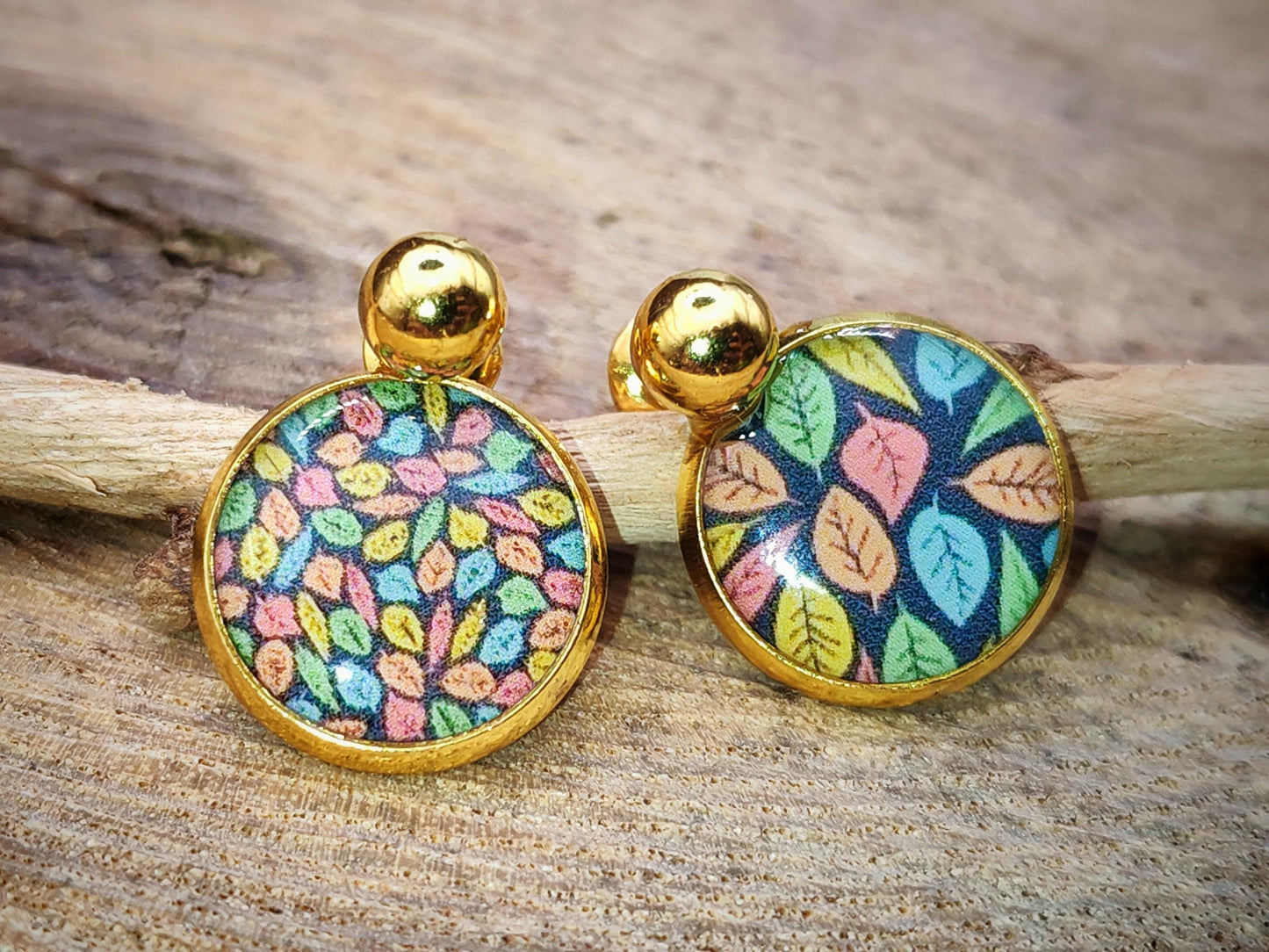 Puce d'oreille de 12mm de diamètre en résine sur imprimé, motif asymétrique, fait main