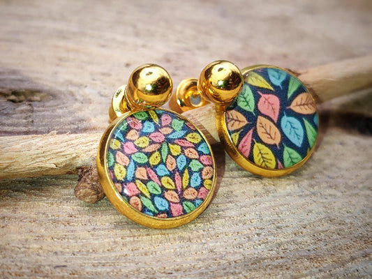 Puce d'oreille de 12mm de diamètre en résine sur imprimé, motif asymétrique, fait main