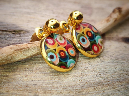 Puce d'oreille de 12mm de diamètre en résine sur imprimé, motif asymétrique, fait main