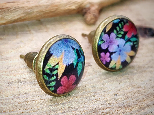 Clous d'oreille, cabochon de 10mm de diamètre en résine sur imprimé, motif asymétrique, fait main