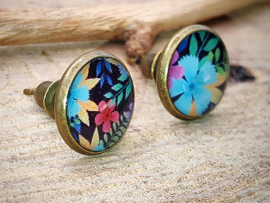 Clous d'oreille, cabochon de 10mm de diamètre en résine sur imprimé, motif asymétrique, fait main