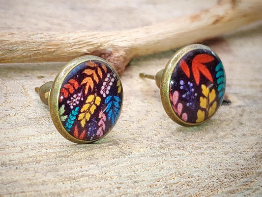 Clous d'oreille, cabochon de 10mm de diamètre en résine sur imprimé, motif asymétrique, fait main