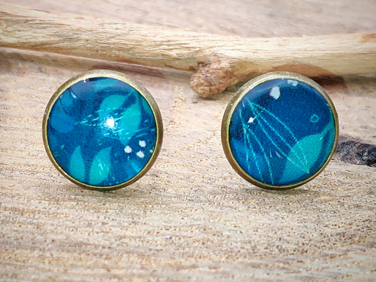 Clous d'oreille, cabochon de 10mm de diamètre en résine sur imprimé, motif asymétrique, fait main