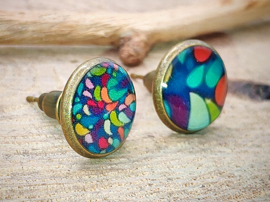 Clous d'oreille, cabochon de 10mm de diamètre en résine sur imprimé, motif asymétrique, fait main