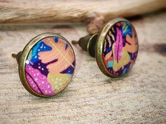 Clous d'oreille, cabochon de 10mm de diamètre en résine sur imprimé, motif asymétrique, fait main