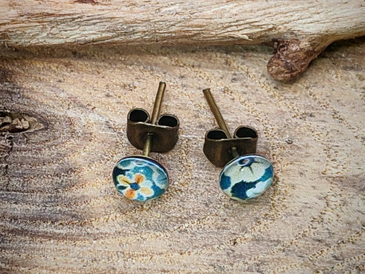 Clous d'oreille de 5mm de diamètre en résine sur imprimé, motif asymétrique, fait main