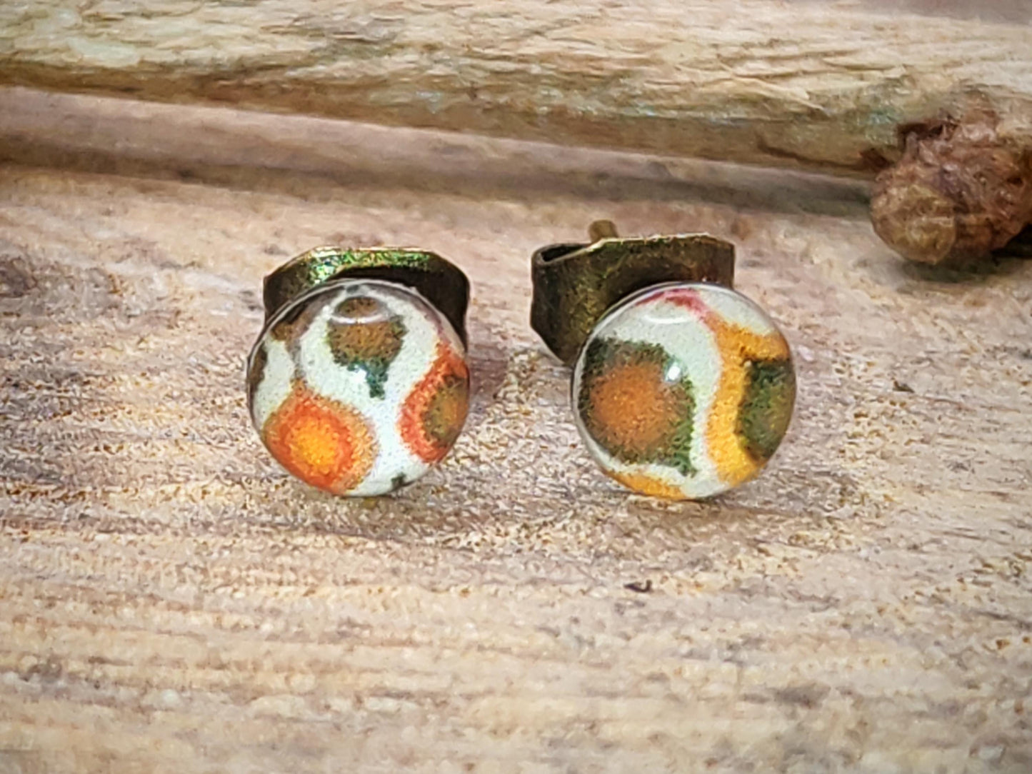 Clous d'oreille de 5mm de diamètre en résine sur imprimé, motif asymétrique, fait main