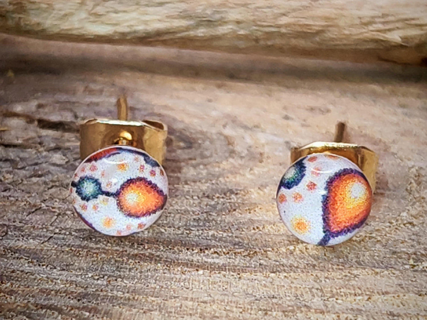 Clous d'oreille de 5mm de diamètre en résine sur imprimé, motif asymétrique, fait main