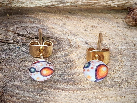 Clous d'oreille de 5mm de diamètre en résine sur imprimé, motif asymétrique, fait main