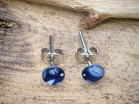 Clous d'oreille de 5mm de diamètre en résine sur imprimé, motif asymétrique, fait main