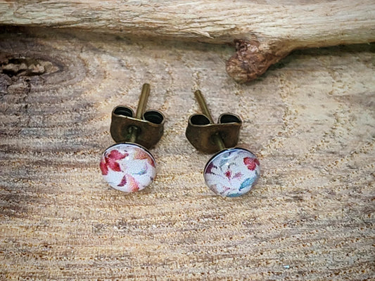 Clous d'oreille de 5mm de diamètre en résine sur imprimé, motif asymétrique, fait main