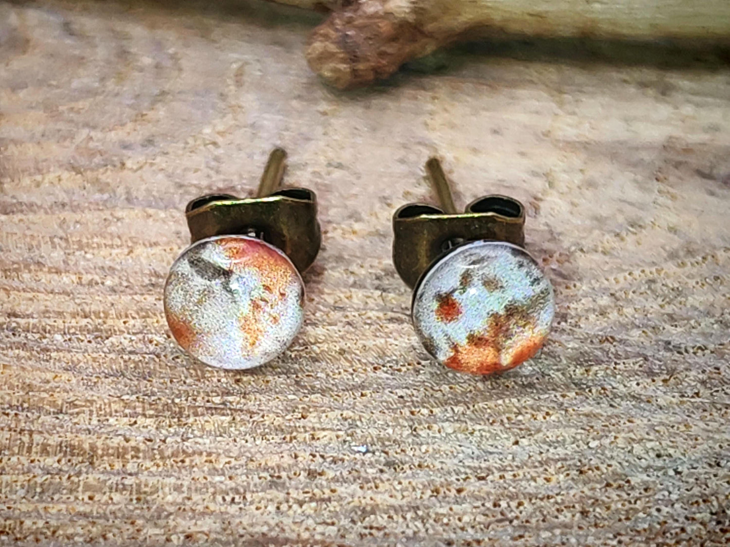 Clous d'oreille de 5mm de diamètre en résine sur imprimé, motif asymétrique, fait main