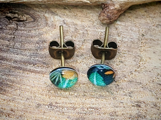 Clous d'oreille de 5mm de diamètre en résine sur imprimé, motif asymétrique, fait main