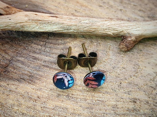 Clous d'oreille de 5mm de diamètre en résine sur imprimé, motif asymétrique, fait main