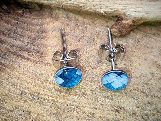 Clous d'oreille de 5mm de diamètre en résine sur imprimé, motif asymétrique, fait main