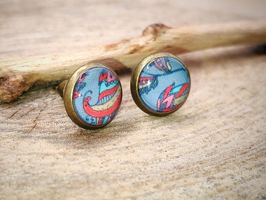 Clous d'oreille, cabochon de 8mm de diamètre en résine sur imprimé, motif asymétrique, fait main