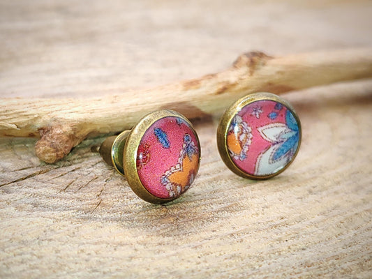 Clous d'oreille, cabochon de 8mm de diamètre en résine sur imprimé, motif asymétrique, fait main