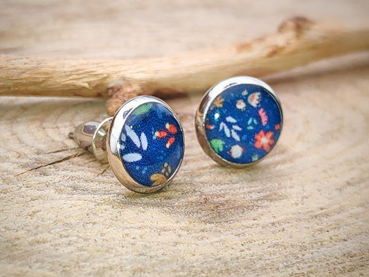 Clous d'oreille, cabochon de 8mm de diamètre en résine sur imprimé feuillage, motif asymétrique, fait main