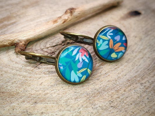 Boucles d'oreille de 12mm de diamètre en résine sur imprimé, motif asymétrique, fait main