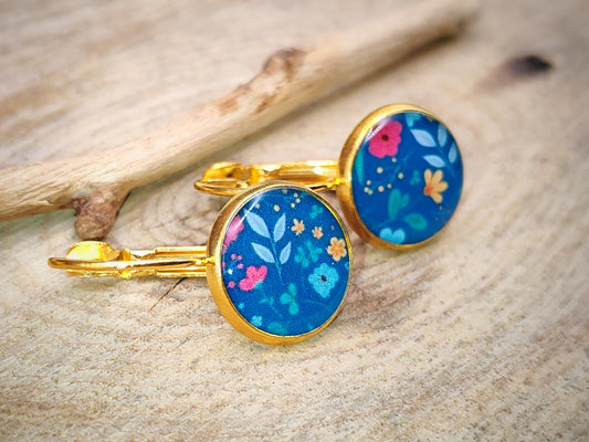 Boucles d'oreille de 12mm de diamètre en résine sur imprimé, motif asymétrique, fait main