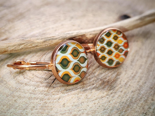 Boucles d'oreille de 12mm de diamètre en résine sur imprimé, motif asymétrique, fait main