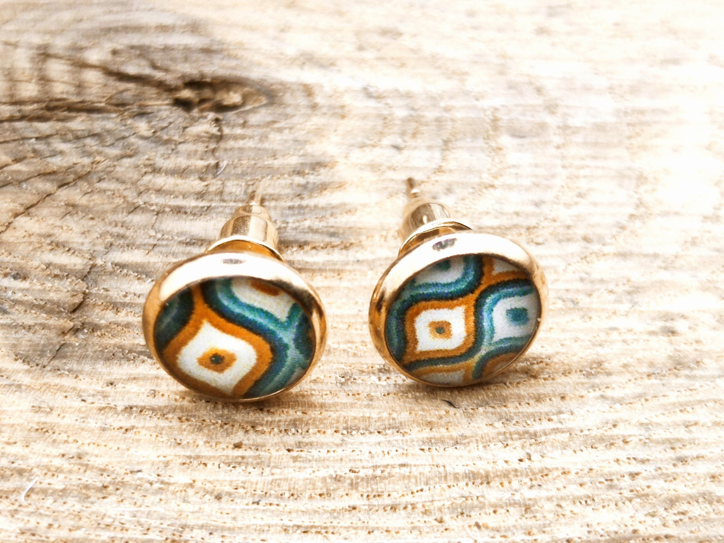 Clous d'oreille de 8mm de diamètre en résine sur imprimé, motif asymétrique, fait main